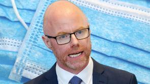 Minister calls schools "low risk" despite major outbreaks 