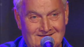 Fans and public figures pay tribute to late trad singer S&eacute;amus Begley 