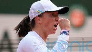Iga Swiatek recovers from rare dropped set to reach French Open quarter-finals