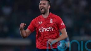 Mark Wood makes blistering return to help England reclaim T20 lead over Pakistan