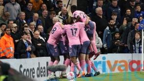 Late Ellis Simms goal earns Everton a point and checks Chelsea&rsquo;s progress