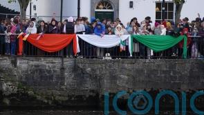 The Chieftains lead crowd in song ahead of Biden&rsquo;s address