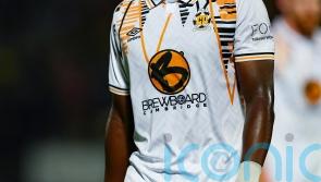 Sullay Kaikai&rsquo;s late header earns 10-man Cambridge draw with Bolton