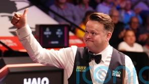 Shaun Murphy thanks Peter Ebdon for helping him perform &lsquo;complete 180&rsquo;
