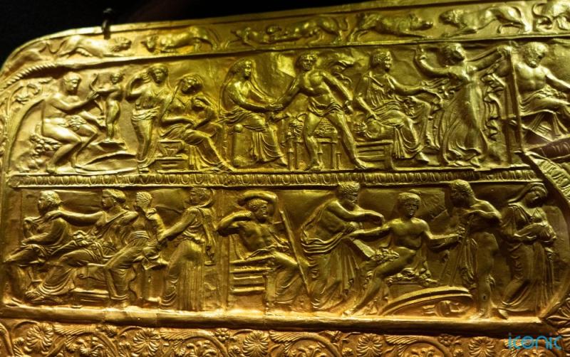 Russians helping themselves to Ukrainian artefacts constitiutes 'war crimes' - Ukrainian authorities