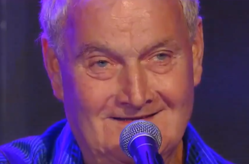 Fans and public figures pay tribute to late trad singer S&eacute;amus Begley 