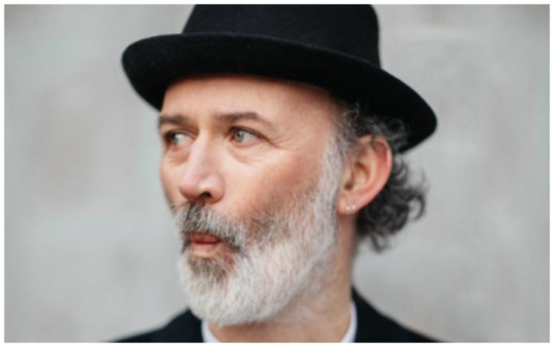 Irish comedian warns fans they'll be 'kicked out' of show for using smartphones 