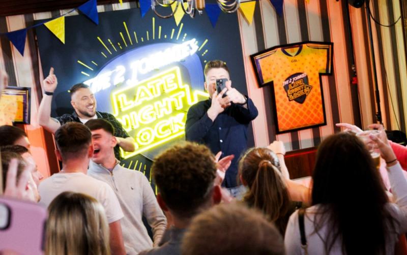 Who are the guests for the series finale of The 2 Johnnies Late Night Lock In (November 23)