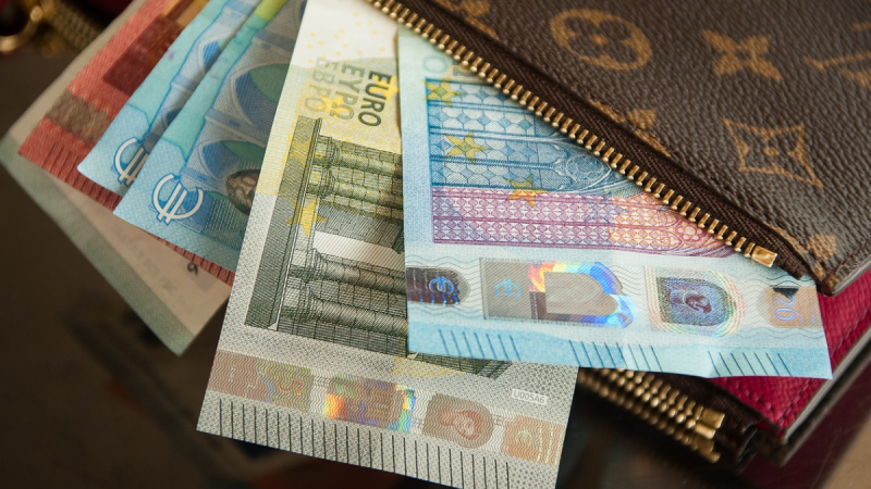 Here's how Irish parents can get up to &euro;285 for school clothes and shoes