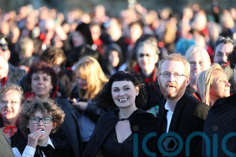 English 'vampires' break world record on anniversary of Irish author's novel