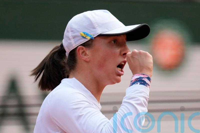 Iga Swiatek recovers from rare dropped set to reach French Open quarter-finals