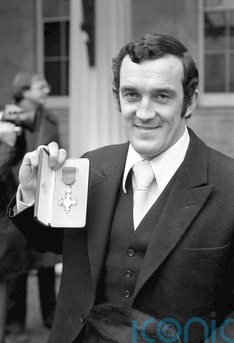 Tributes pour in after Welsh rugby great Phil Bennett dies aged 73