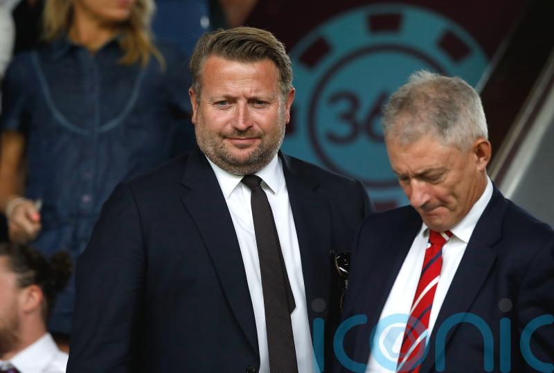 Man Utd chief executive Richard Arnold meets with disgruntled fans at local pub