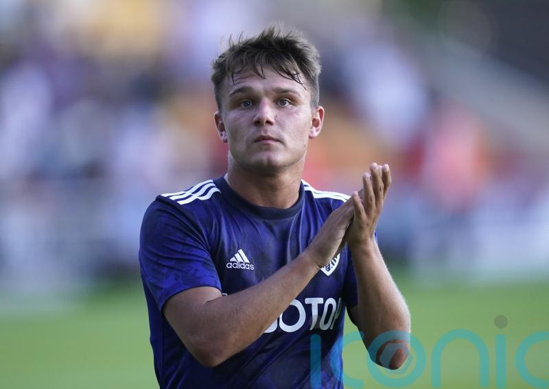 Millwall sign Leeds midfielder Jamie Shackleton on season-long loan