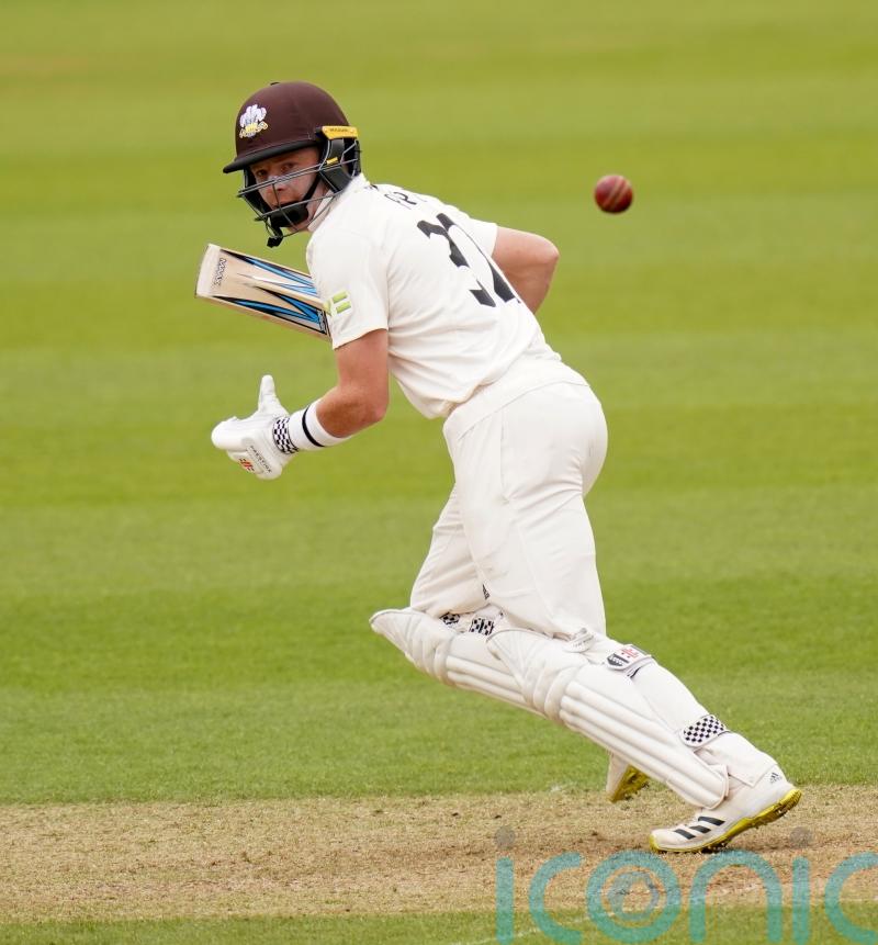 Ollie Pope&rsquo;s half-century helps leaders Surrey edge ahead of Warwickshire