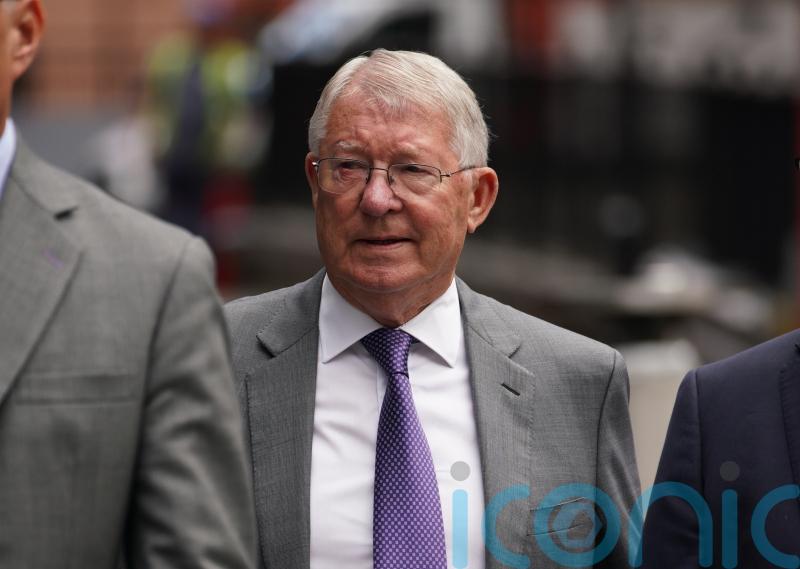 Sir Alex Ferguson in court to defend Ryan Giggs