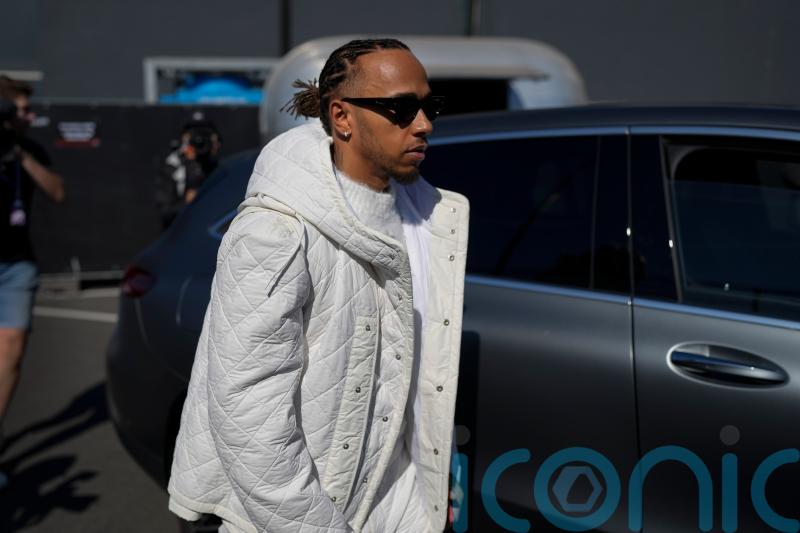 Fernando Alonso collects a signed Lewis Hamilton cap in show of apology