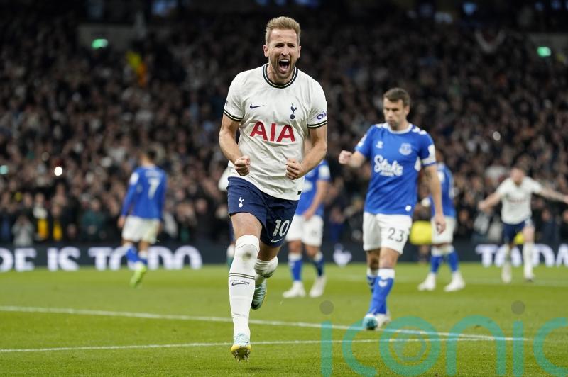 Harry Kane penalty helps Tottenham keep up pressure at top with win over Everton