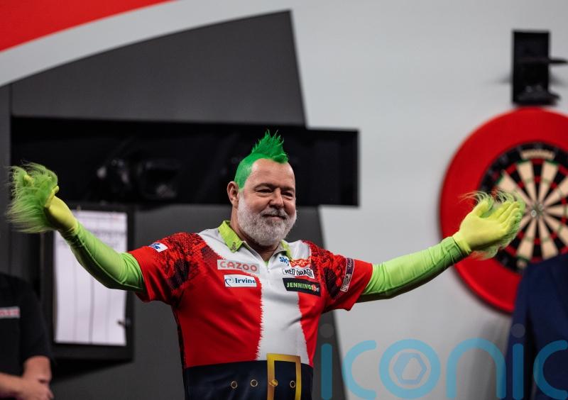 Peter Wright launches World Championship defence in style with comfortable win