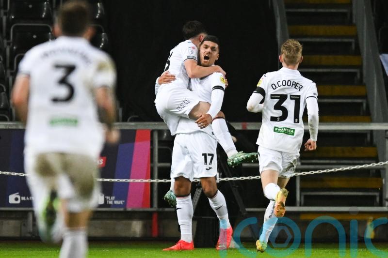 Joel Piroe nets double as Swansea ease to Championship victory over Watford