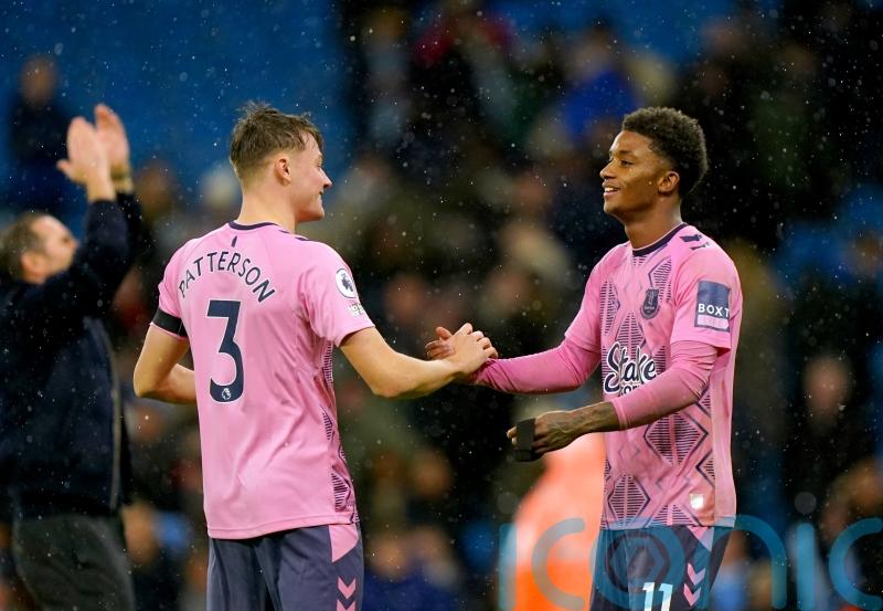 Demarai Gray&rsquo;s superb strike earns Everton welcome point at Manchester City