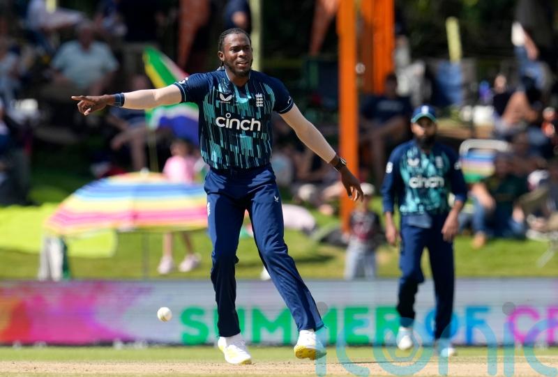 Jofra Archer toils for little reward as South Africa set England 299 to win ODI