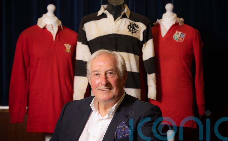 Gareth Edwards&rsquo; 1973 Barbarians jersey could set record as it goes under hammer