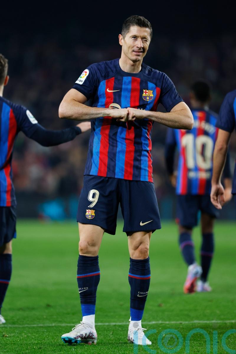 Robert Lewandowski on target as Barcelona beat Cadiz to restore LaLiga lead