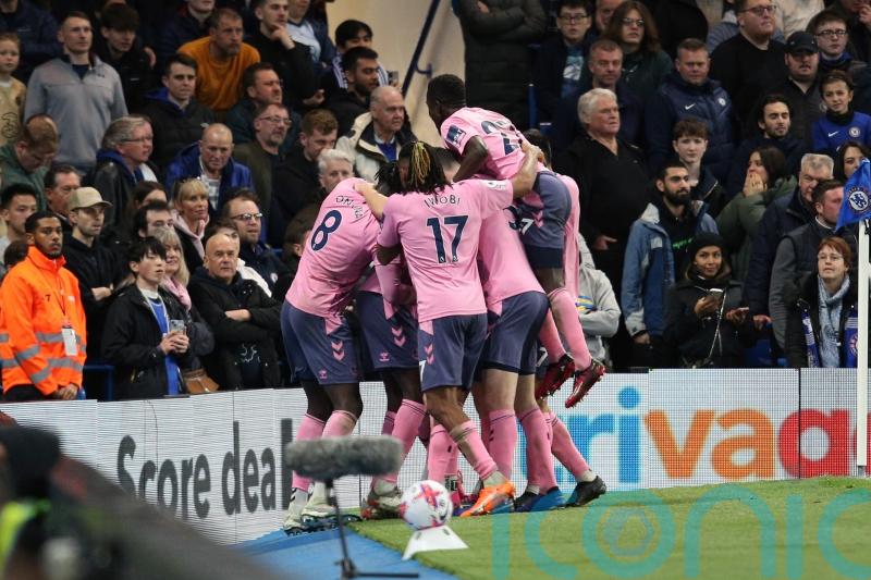 Late Ellis Simms goal earns Everton a point and checks Chelsea&rsquo;s progress