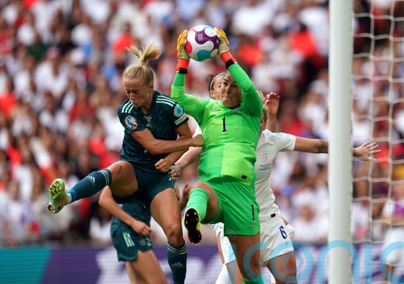 Arsenal suffer narrow loss in battling Champions League quarter-final first leg