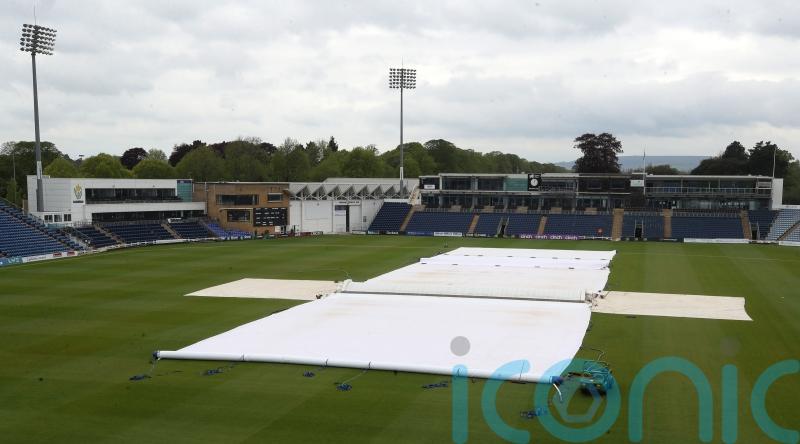 Faulty pitch cover holds up Glamorgan&rsquo;s season opener against Gloucestershire