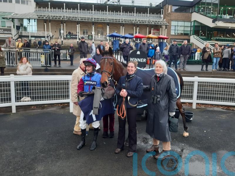 Ici La Reine seeking Nickel Coin crown