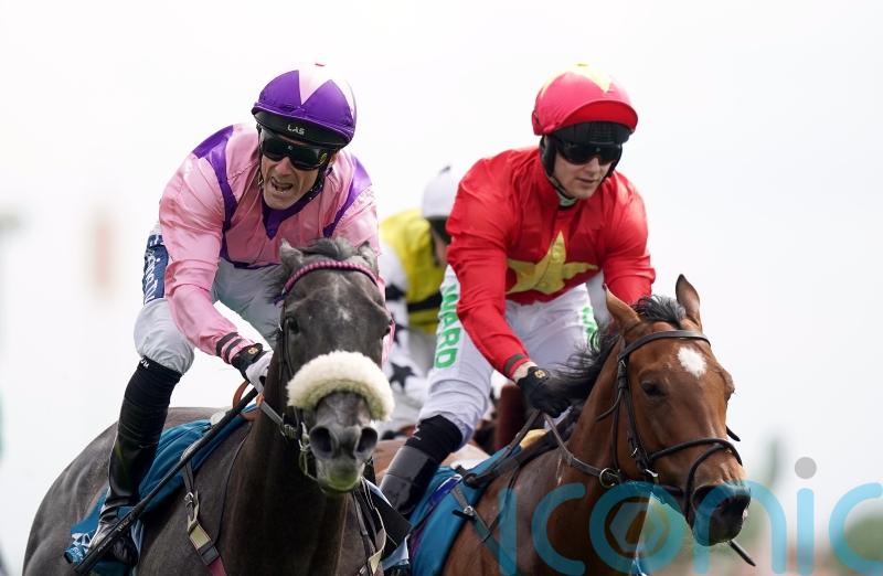 Azure Blue swoops late to grab Duke of York crown