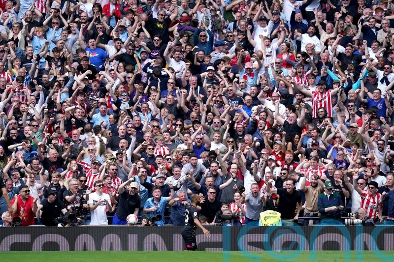 Tottenham lose at home to Brentford as fans turn on club&rsquo;s board