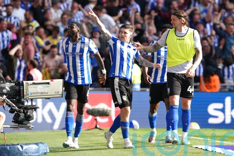 Josh Windass&rsquo; last-gasp winner against 10-man Barnsley earns Sheff Wed promotion