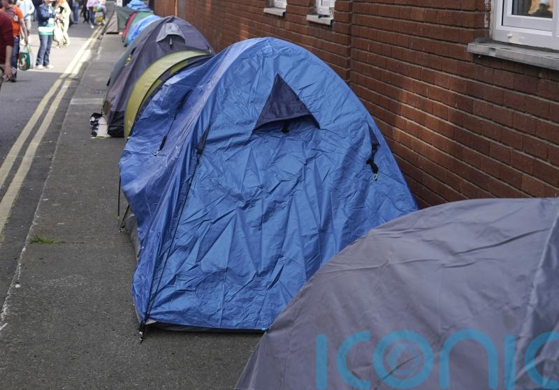 Four unaccompanied children among 1,400 refugees forced to sleep rough &ndash; report