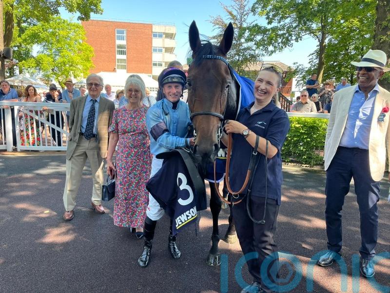 Truthful impresses with Haydock triumph