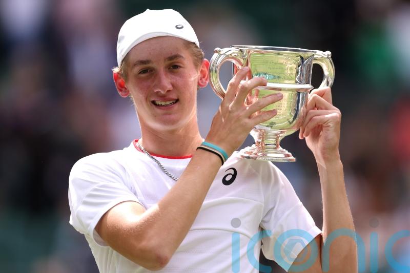 Henry Searle ends 61-year wait for British success in Wimbledon boys&rsquo; singles