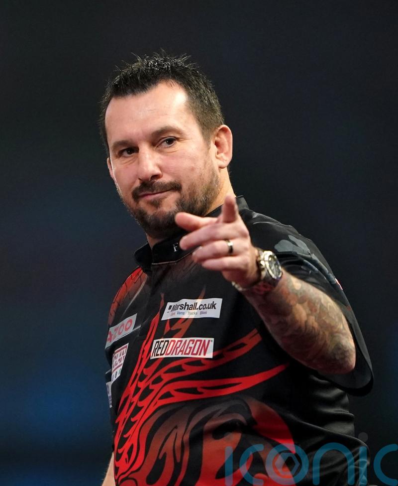 Jonny Clayton wins thriller against Luke Humphries to make Blackpool final