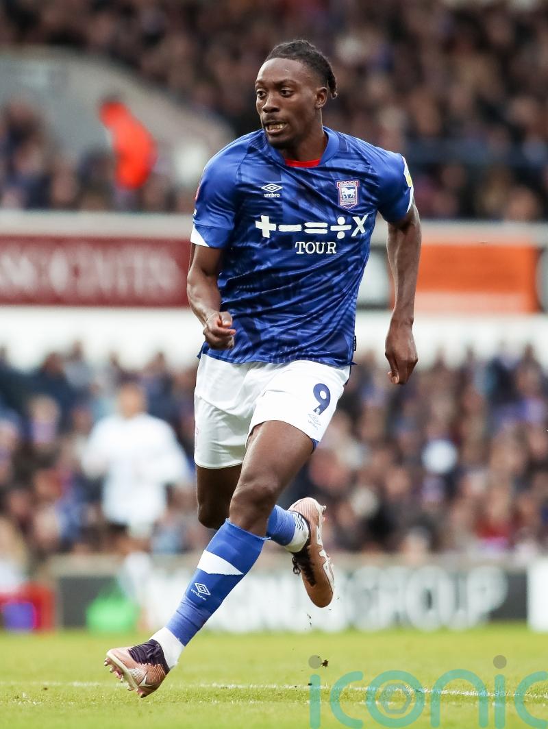 Ipswich edge past Reading on penalties