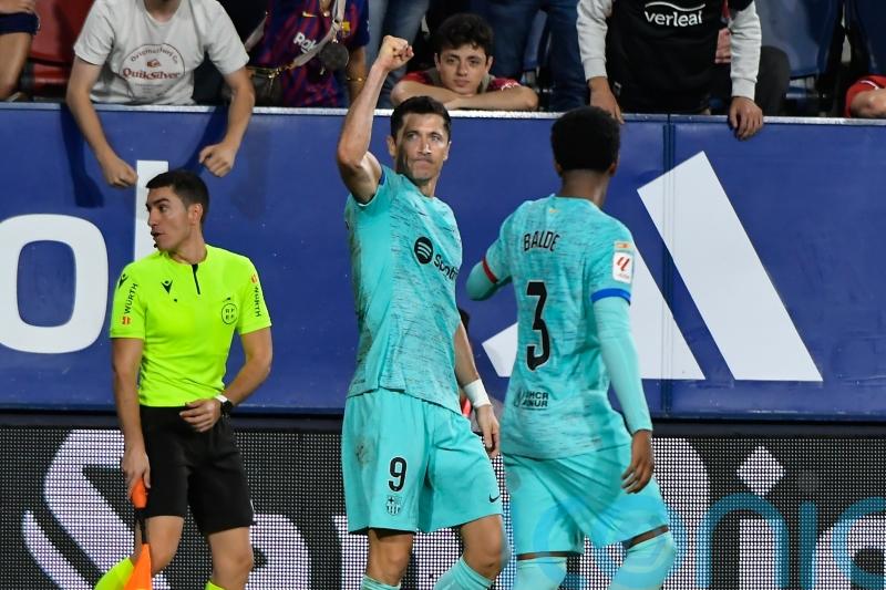 Barcelona snatch late win at Osasuna through Robert Lewandowski penalty