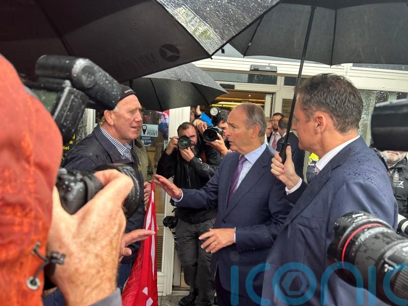 Tanaiste agrees to meet farmers protesting outside Fianna Fail event