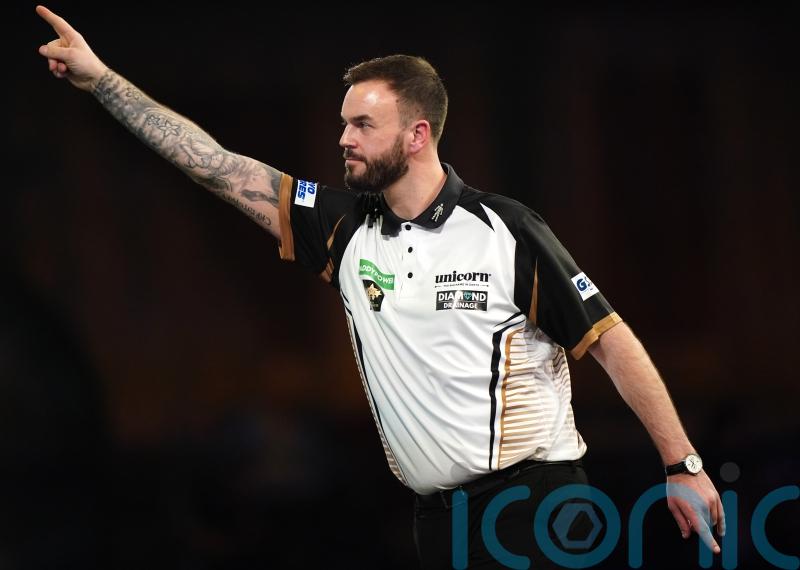 Unbeelievable! Ross Smith stung by wasp on stage after beating Niels Zonneveld