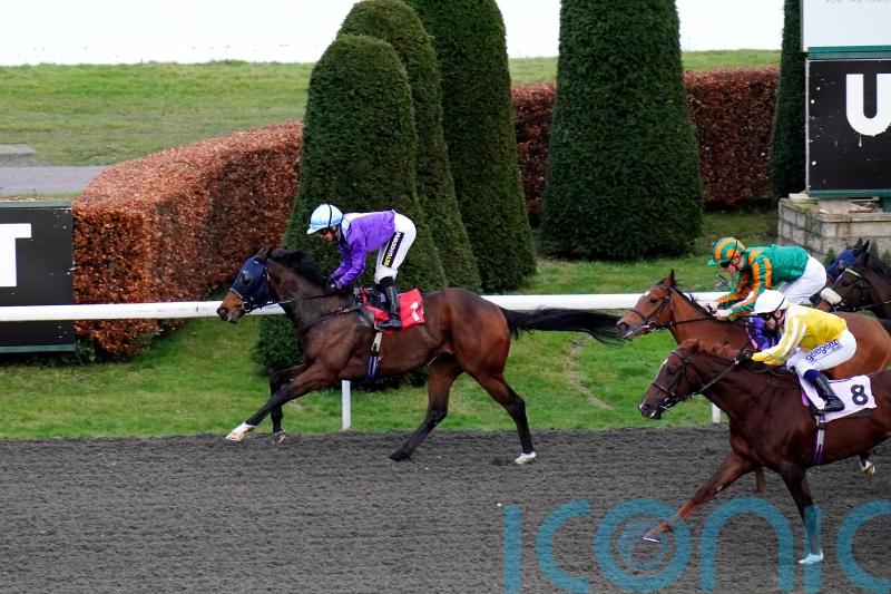 Hayley Turner and Flag Carrier record eventful Kempton success