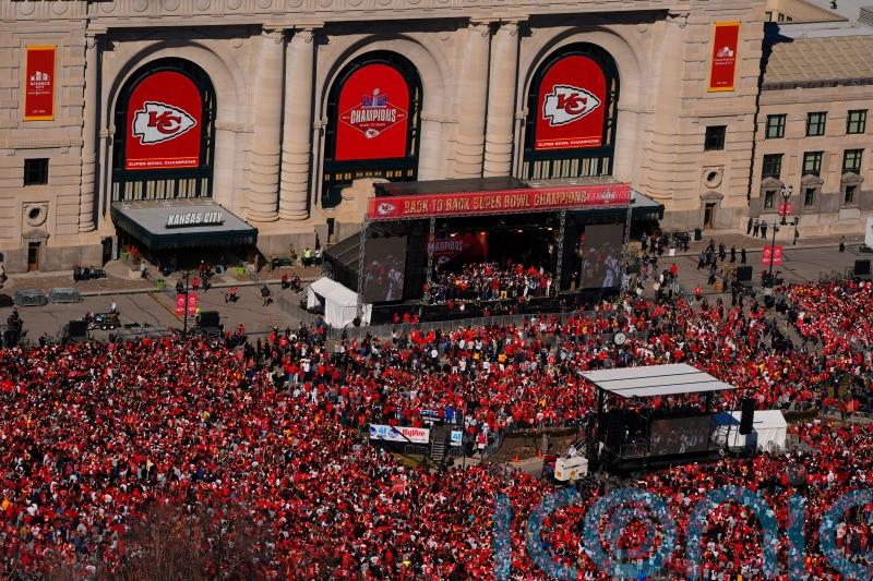 One dead and more than 20 injured in shooting near Kansas City Chiefs parade
