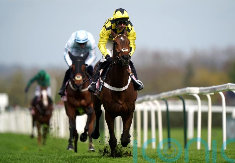 Sir Gino hands Henderson welcome Aintree boost