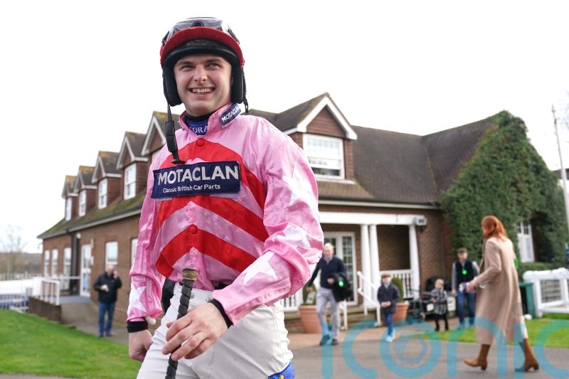 Battling Bowen vows to keep pushing title rival Cobden