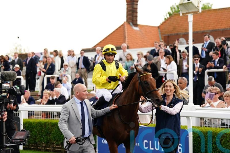 Elmalka swoops late for Guineas glory