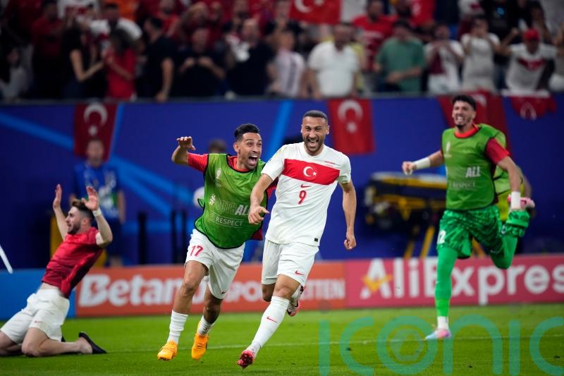 Cenk Tosun winner makes sure of Turkey&rsquo;s qualification against 10-man Czechs