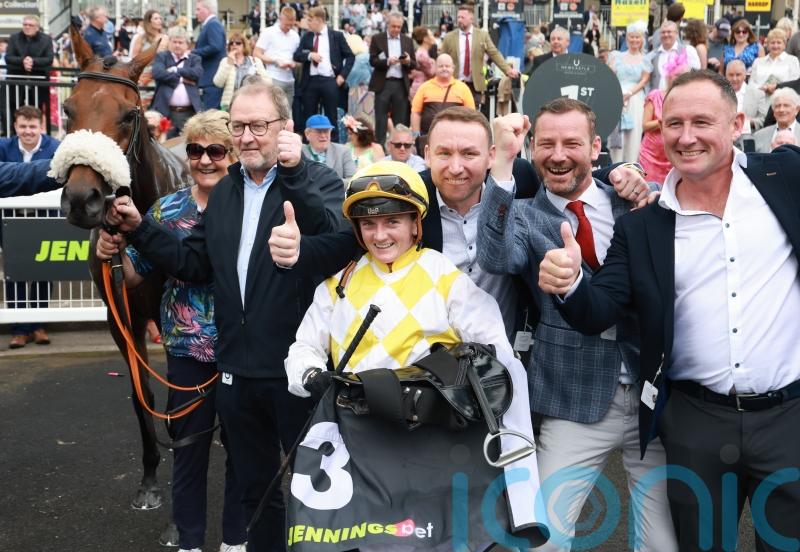 Irish raider Alphonse Le Grande storms to Vase victory